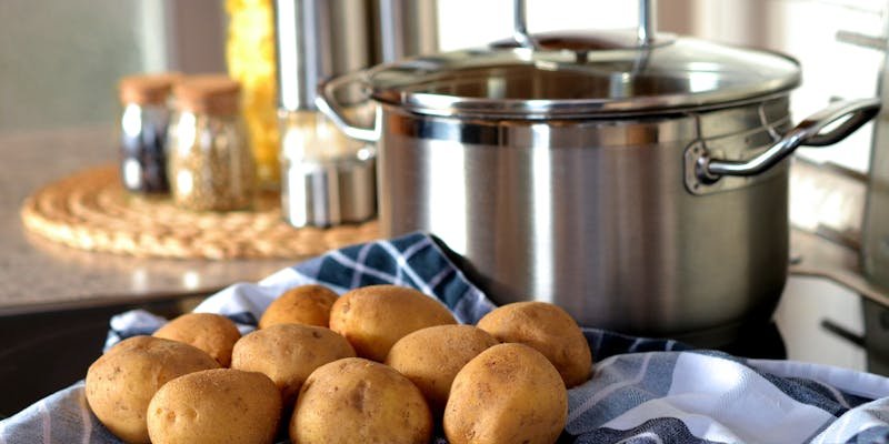 Como cozinhar batata no micro-ondas?